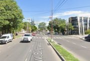 Piden ayuda para encontrar al auto que embistió a un motociclista en Avenida Belgrano