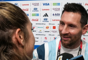 “Si te miro porque te miro, si te saludo porque te saludo”: el video del saludo entre Messi y Sofi Martínez tras el triunfo ante Cabo Verde