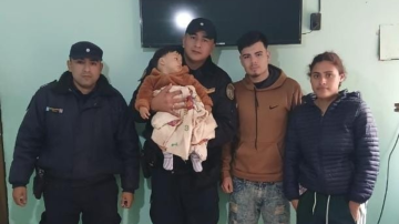 Forres: un papá llegó a la comisaría con su hijo sin poder respirar y un policía le salvó la vida