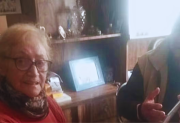 Una mujer de 90 años le pidió ayuda a un maestro rural para aprender a leer y escribir