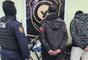 Hartos de los robos un comerciante y vecinos del barrio General Paz redujeron a dos delincuentes