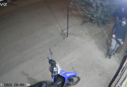 “Ya no sabemos cómo batallar con los delincuentes”: filman a dos ladrones que en 15 segundos robaron una caja registradora