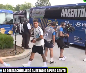 Cantando y bien manijas: así llegó el plantel argentino al estadio para jugar con Inglaterra