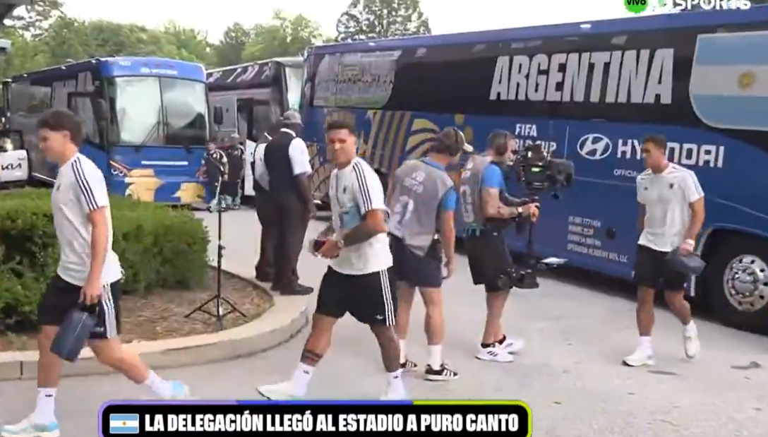Cantando y bien manijas: así llegó el plantel argentino al estadio para jugar con Inglaterra