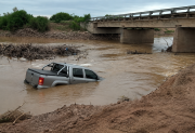 Dramático: una camioneta con cuatro ocupantes cayó al cauce del río Saladillo