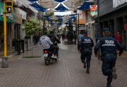 Un par de “pícaros” quisieron cruzar en moto por la peatonal Tucumán y terminaron demorados