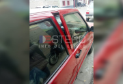 Una mujer denunció que delincuentes le destrozaron la puerta de su auto para robarle el estéreo