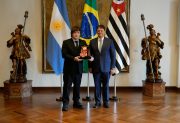 Javier Milei respaldó la candidatura de Flávio Bolsonaro en Brasil: “Vinimos a acompañar la ola azul”