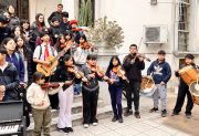La Marcha de las Cuerdas y Fuelles pasó por la Escuela de Música y dejó una importante donación