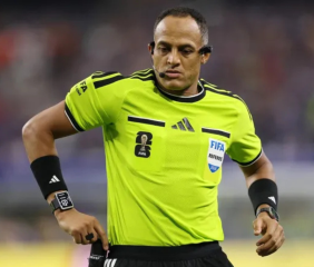 Ismail Elfath, el árbitro elegido para dirigir Argentina-Inglaterra en la semifinal del Mundial