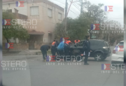 Fuerte accidente entre una moto y un auto dejó a un hombre gravemente herido