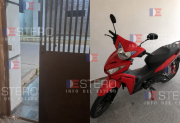 Forzaron un portón y robaron una moto de una vivienda: piden ayuda para recuperarla