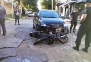 Un auto conducido por un hombre de 76 años protagonizó un fuerte choque contra una moto