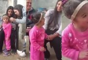 Una nueva oportunidad para “Cata”: recibió una vincha auditiva y pudo escuchar por primera vez