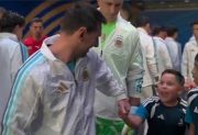 “Te amo”: un pequeño fan conmovió a Messi antes de los cuartos de final