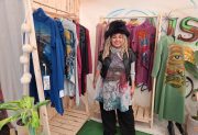 Naisha convierte la identidad santiagueña en arte para vestir en la Feria Artesanal 2026