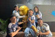 Una Copa del Mundo de un metro y medio sorprendió a todos en los estudios de Info Stream