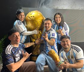 Una Copa del Mundo de un metro y medio sorprendió a todos en los estudios de Info Stream