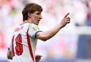 Inglaterra abrió el marcador con un gol de Anthony Gordon