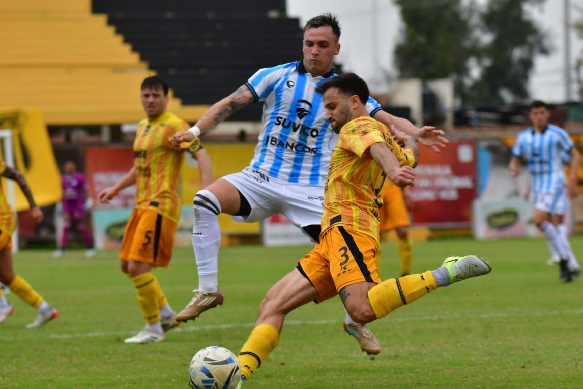 Triunfazo de Mitre: venció a Racing de Córdoba y salió de la zona roja