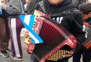 Con solo 12 años, Felipe Acosta emocionó con su bandoneón en la Marcha de las Cuerdas y Fuelles