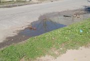Vecinos del barrio Bosco III reclaman una solución urgente por la fuga de agua que daña la vereda y la calle