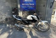 Recuperan una moto robada justo cuando intentaban desarmarla en la vía pública
