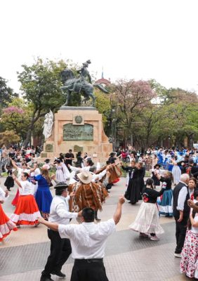 Cierre del mes aniversario con Santiago Baila en la Plaza Libertad