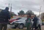 Grave accidente sobre avenida Lugones: un auto terminó destrozado sobre el boulevard
