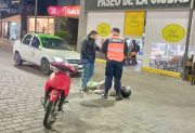 Motociclista resultó herida tras chocar con un taxi en pleno centro de Santiago