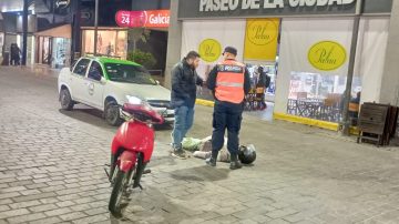 Motociclista resultó herida tras chocar con un taxi en pleno centro de Santiago
