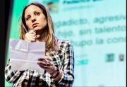 La comediante Agustina Aguilar desembarca en Santiago con un stand up que mezcla nostalgia y actualidad