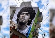 Impresionante y hermosa bandera de Maradona en la previa de Argentina-Inglaterra