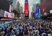 De bandera la ilusión: miles de argentinos coparon Times Square en la previa de la final