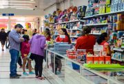 Empleados de Comercio acordaron un aumento del 5,7%: cómo queda la suba salarial y el bono de $50.000