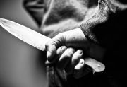 Una joven logró alertar a la Policía cuando era amenazada con un cuchillo por su pareja