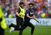 Insólito momento en el Mundial 2026: tres personas irrumpieron en el campo durante Bélgica-Senegal