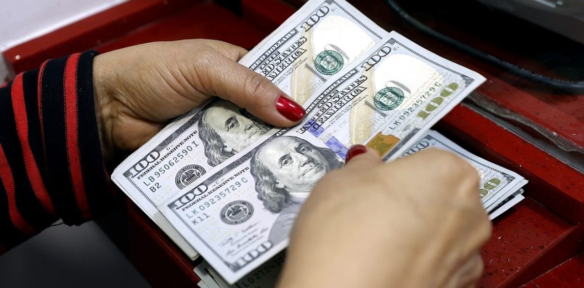 Las empresas podrán pagar los salarios en dólares tras la habilitación del Gobierno a las cuentas sueldo