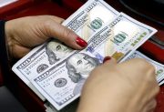 Las empresas podrán pagar los salarios en dólares tras la habilitación del Gobierno a las cuentas sueldo