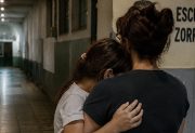 Hospitalizaron a una menor luego de que le dieran una patada en la escuela: “No podía mover las piernas”