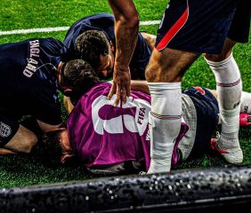 Video: la dura caída y fractura de Jordan Henderson durante los festejos de Inglaterra que lo dejó afuera del Mundial 2026