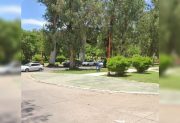 B° Parque: cuidacoches fue amenazada con un arma por un motociclista que no quiso pagar
