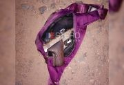 En moto y con un arma de fuego, una joven amenazó de muerte a su novio