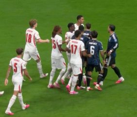 Video: se picó temprano el partido entre Argentina e Inglaterra con foules y empujones