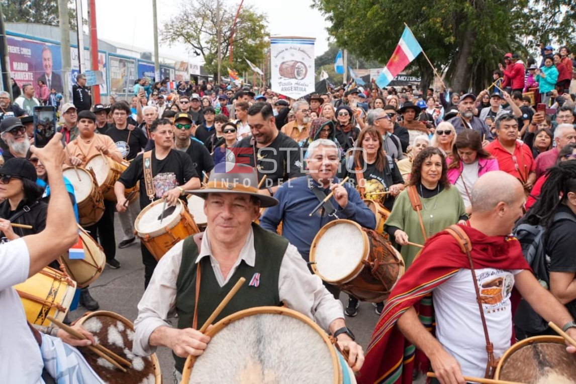 Una multitud avanza a puro repique en la  24° edición de la “Marcha de Los Bombos”