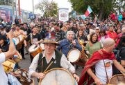 Una multitud avanza a puro repique en la  24° edición de la “Marcha de Los Bombos”