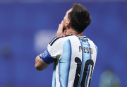 VIDEO: No quiere entrar Leo: el palo le negó un golazo de tiro libre