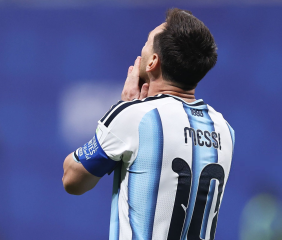 VIDEO: No quiere entrar Leo: el palo le negó un golazo de tiro libre