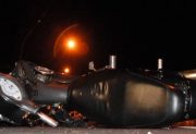 Misterio en el barrio Mariano Moreno: hallan a un joven inconsciente en un charco de sangre junto a su motocicleta