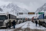 Nevadas intensas: cerraron los pasos fronterizos de Mendoza, Neuquén y Río Negro y hay 580 camiones varados